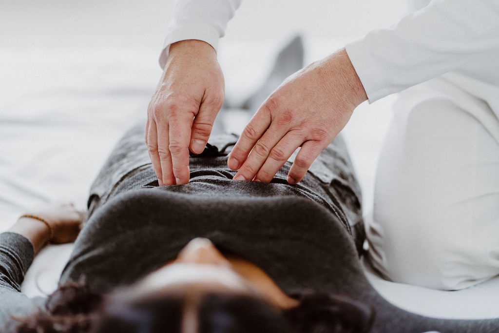 praxis shiatsu münster frau in behandlung mit druckpunktmassage